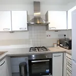 Lovely View 2 Beds 2 Bath Apartment, London